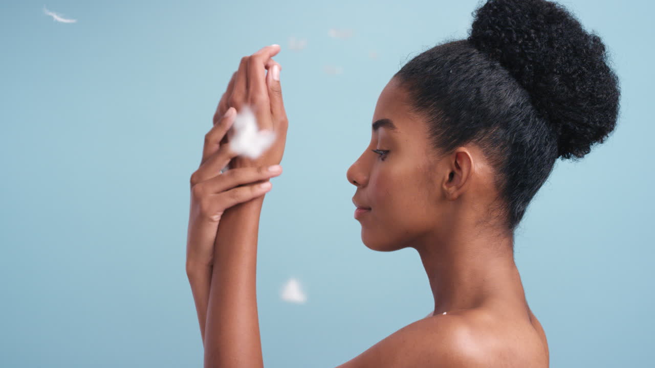 modelo negro desnudo con piel suave