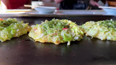 okonomiyaki en una placa caliente japonesa
