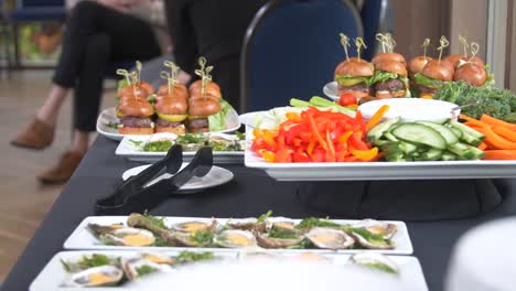aperitivos saludables y marisco en un plato blanco que se sirve como parte de la comida en la fiesta