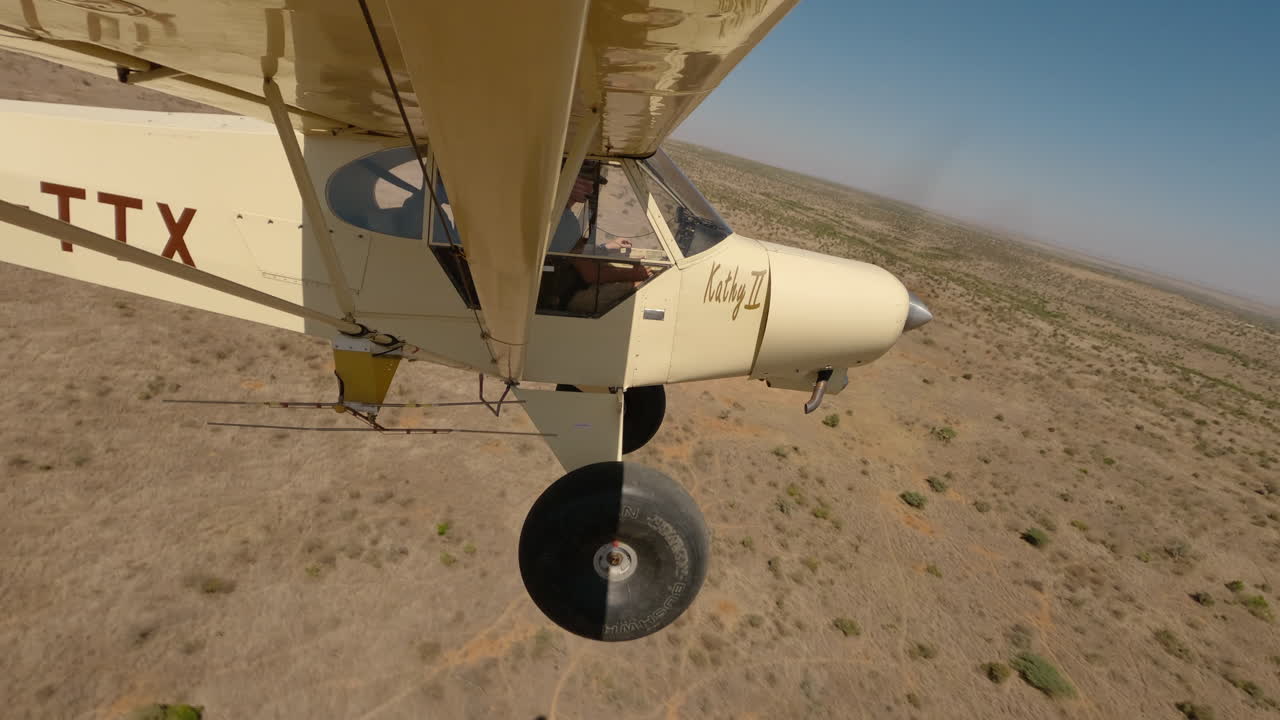Piccolo aereo bushcraft in fase di decollo su una pista di atterraggio