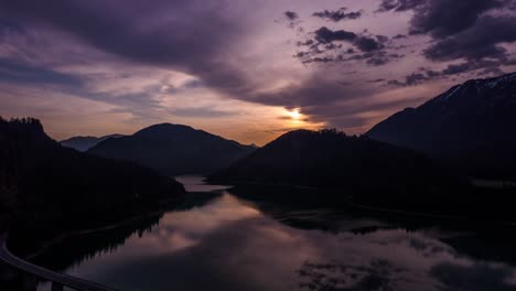 Wunderschöner-Luftzeitraffer-Des-Sonnenaufgangs-über-Dem-Sylvensteinsee,-Bayern,-Deutschland