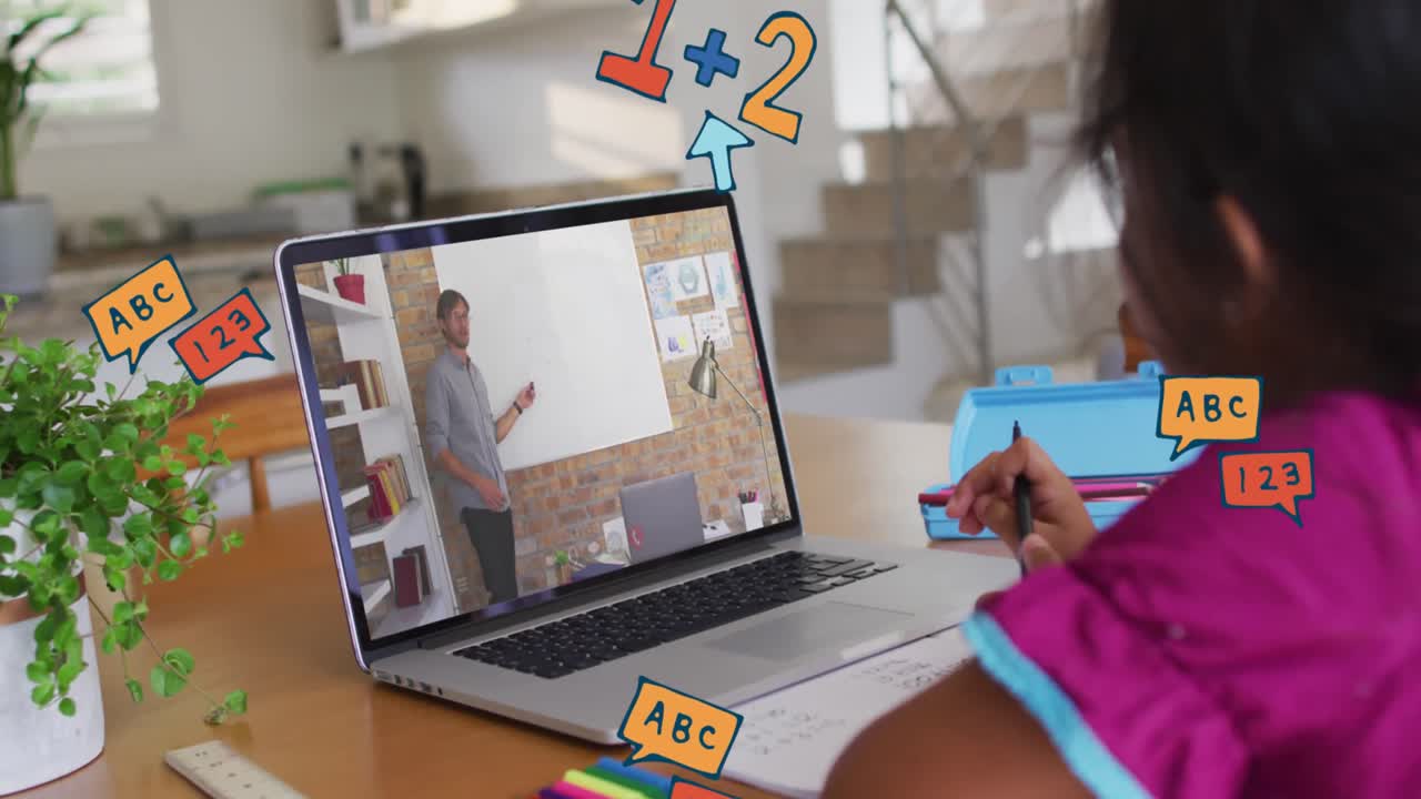 학교 아이콘, 숫자 및 문자의 애니메이션 두 인종의 여학생이 노트북을 사용하여 온라인으로 학습