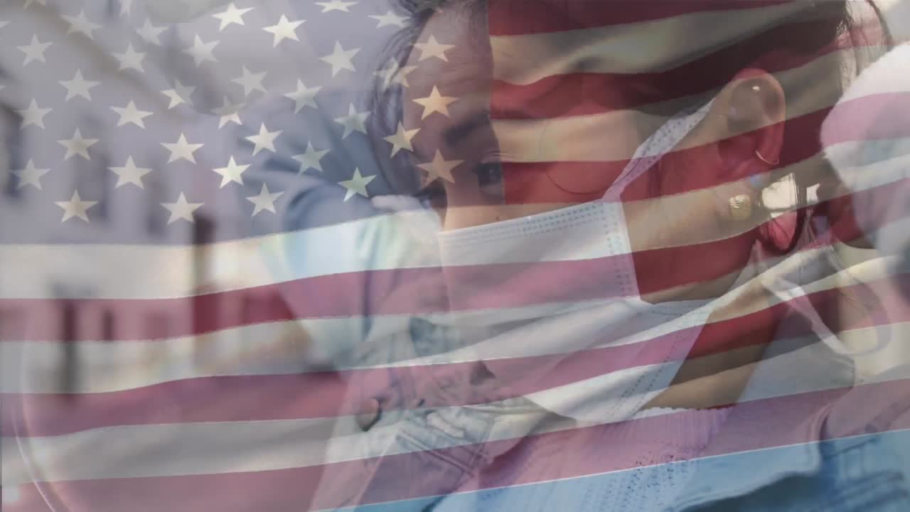 animación de la bandera de los estados unidos ondeando sobre una mujer afroamericana con máscara facial en la calle de la ciudad