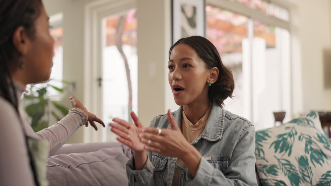 dos mujeres teniendo una conversación