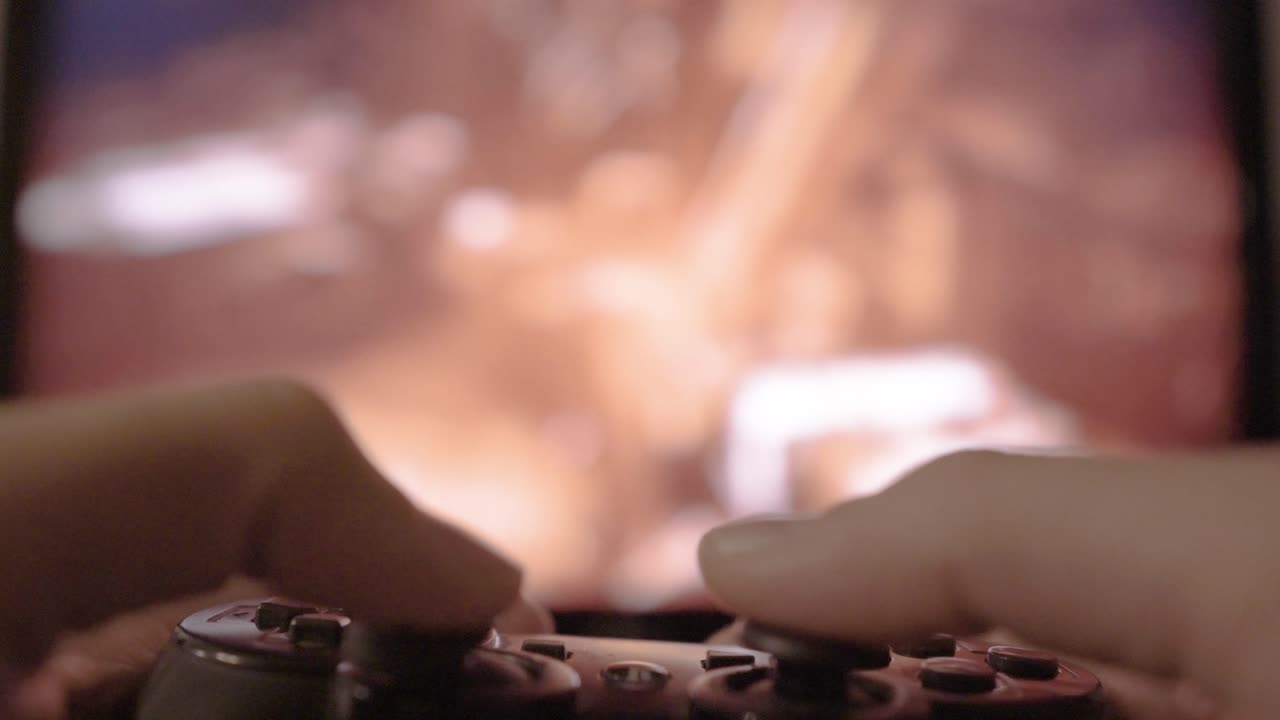 플레이스테이션 콘솔에서 1인칭 슈팅 비디오 게임을 하는 witn 컨트롤러, 희미한 조명 영상