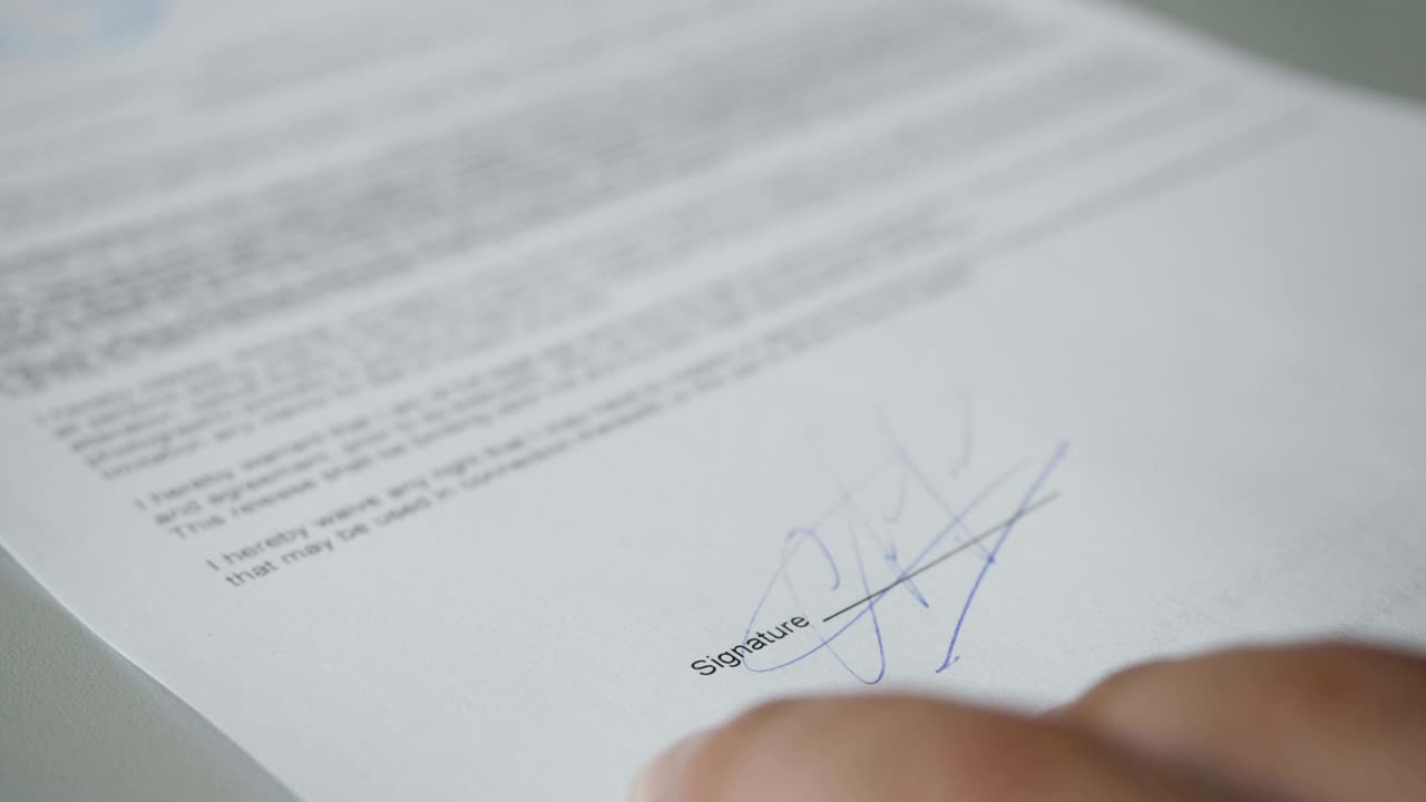 бизнесмен штамповывает документ стол, директор одобряет контракт, бумажная работа. нотариус в офисе штамповывается документ. близко. uhd 4k. человек одобряет документы, подписывая и штамповывая бумаги.