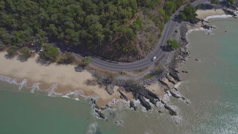 captain cook highway a lo largo de la costa rocosa de ellis beach cerca de arabella point en queensland, australia