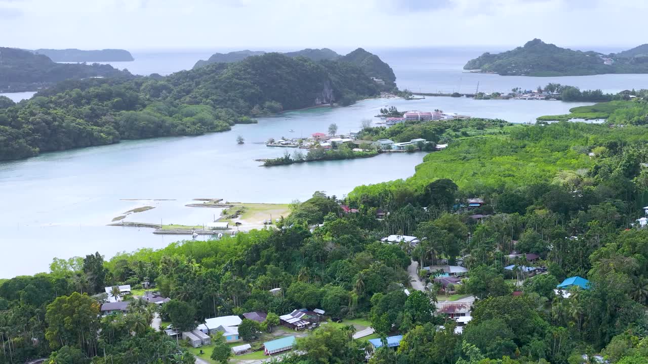 ภาพมุมสูงจากโดรนเหนือหมู่เกาะเขตร้อนเขียวชอุ่มและลากูนสีฟ้าครามในปาเลา