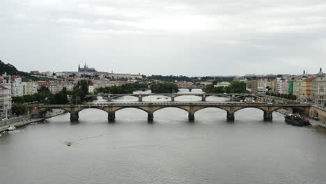 Salida-Aérea-Del-Puente-Sobre-El-Río-Vltava-Y-El-Paisaje-Urbano-De-Praga