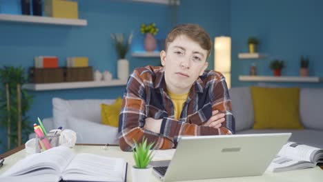 estudiante mirando a la cámara con una expresión aburrida.