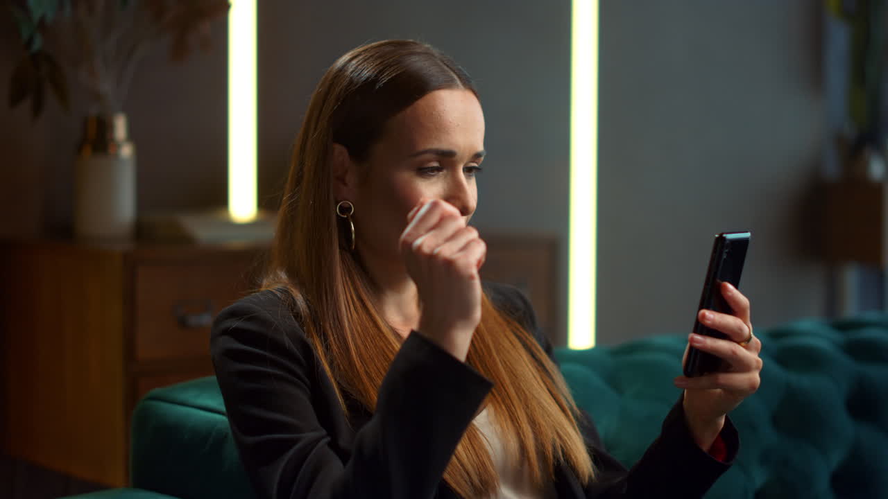 professionista che utilizza uno smartphone