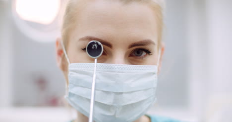 Mujer-Dentista-Positiva-En-Clínica-De-Salud