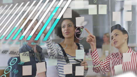 animación de gráficos, globos y lenguaje informático sobre diversas compañeras de trabajo que discuten estrategia