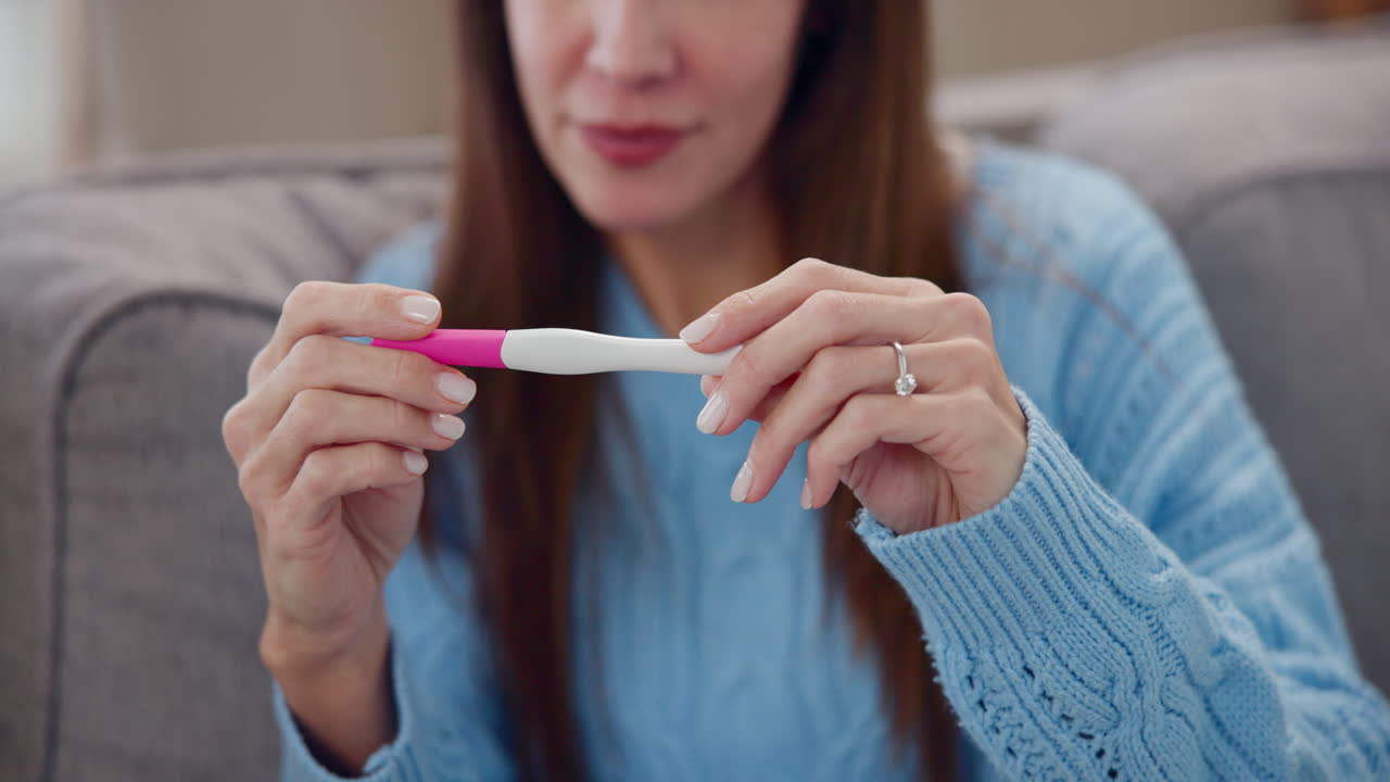 Mujer con un test de embarazo positivo