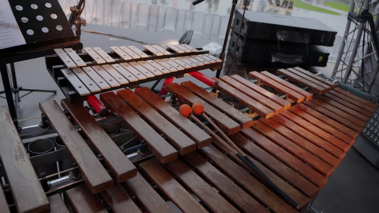 무대에서 비브라폰과 마림바 타악기