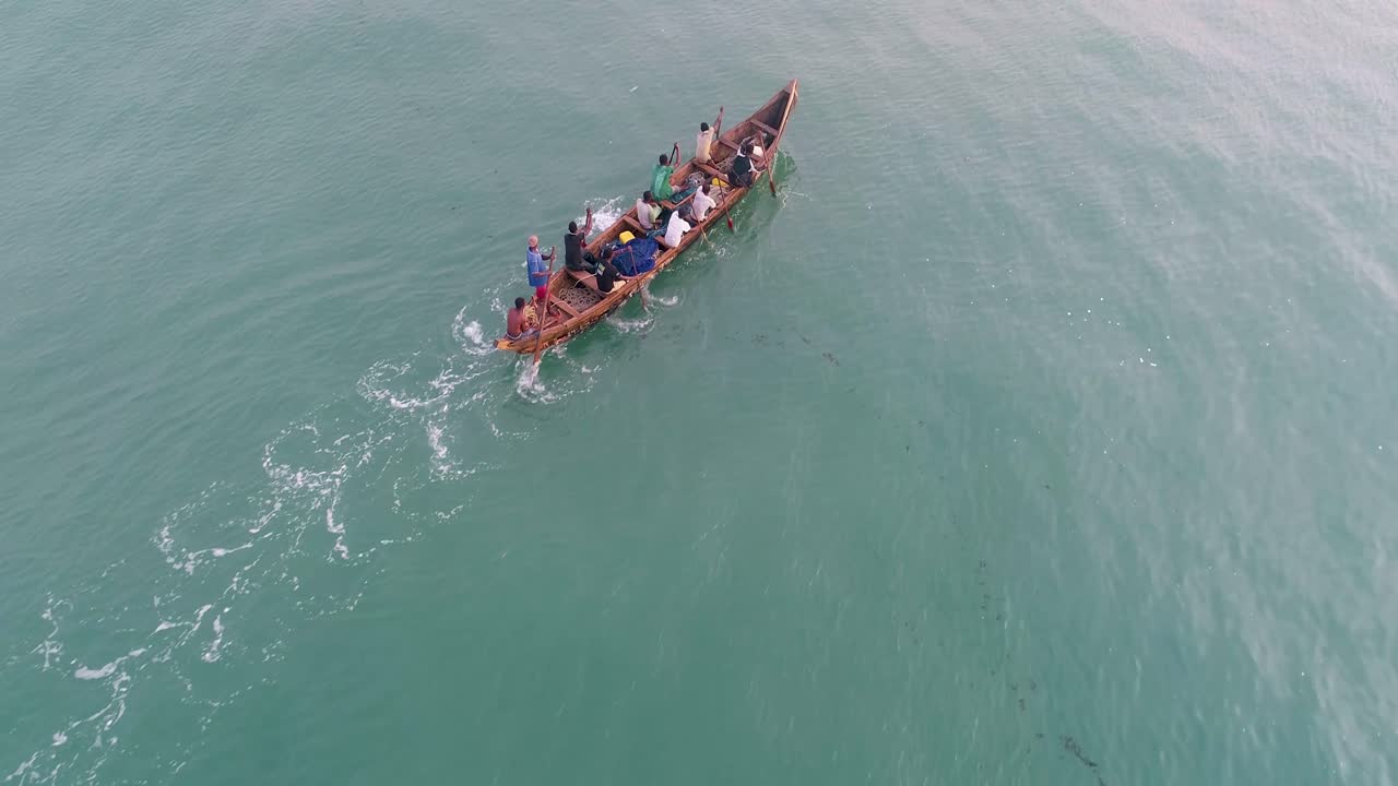 disparo aéreo de un pescador local remando su canoa temprano en la mañana