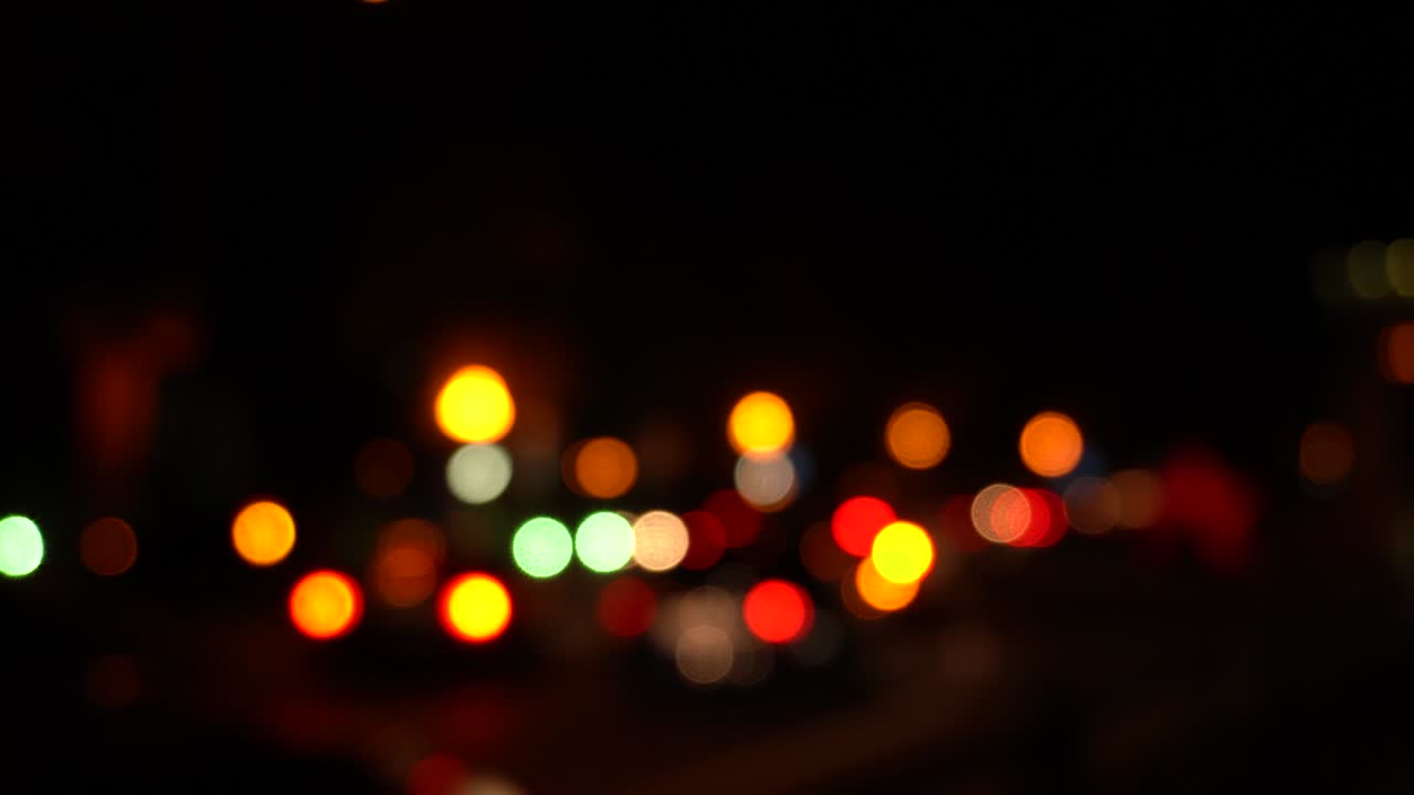 coches en movimiento borrosos, tráfico bokeh luces de las calles de la ciudad por la noche, luces abstractas