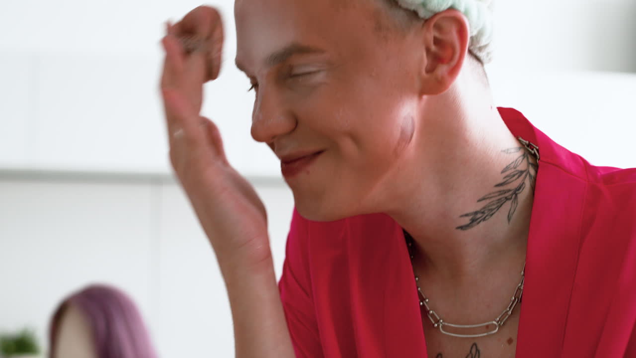 집에서 메이크업하는 사람