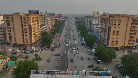 vista desde el punto de vista de un avión no tripulado de la carretera shahra-e-faisal karachi en karachi