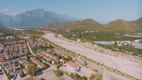 vista aérea de una ciudad turca con montañas y un lecho de río seco