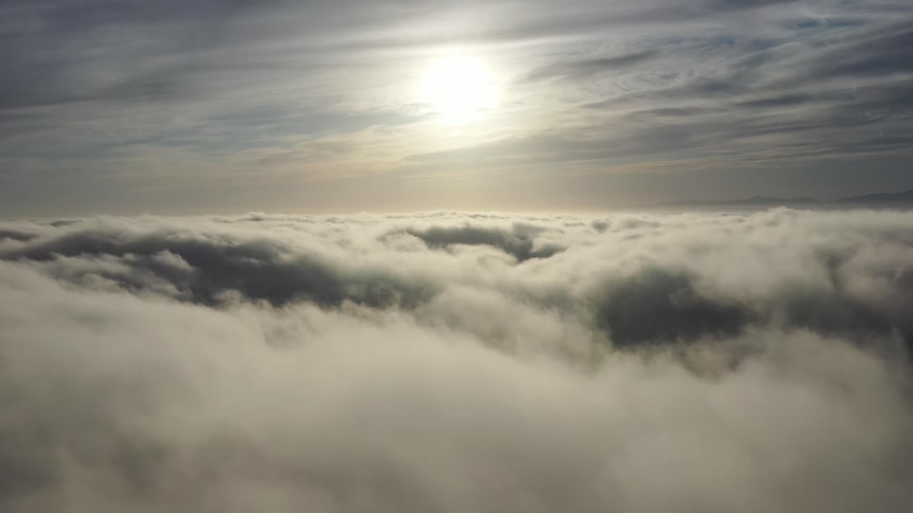 Nuvole scure e tempestose al tramonto, vista dal finestrino di un aereo in volo