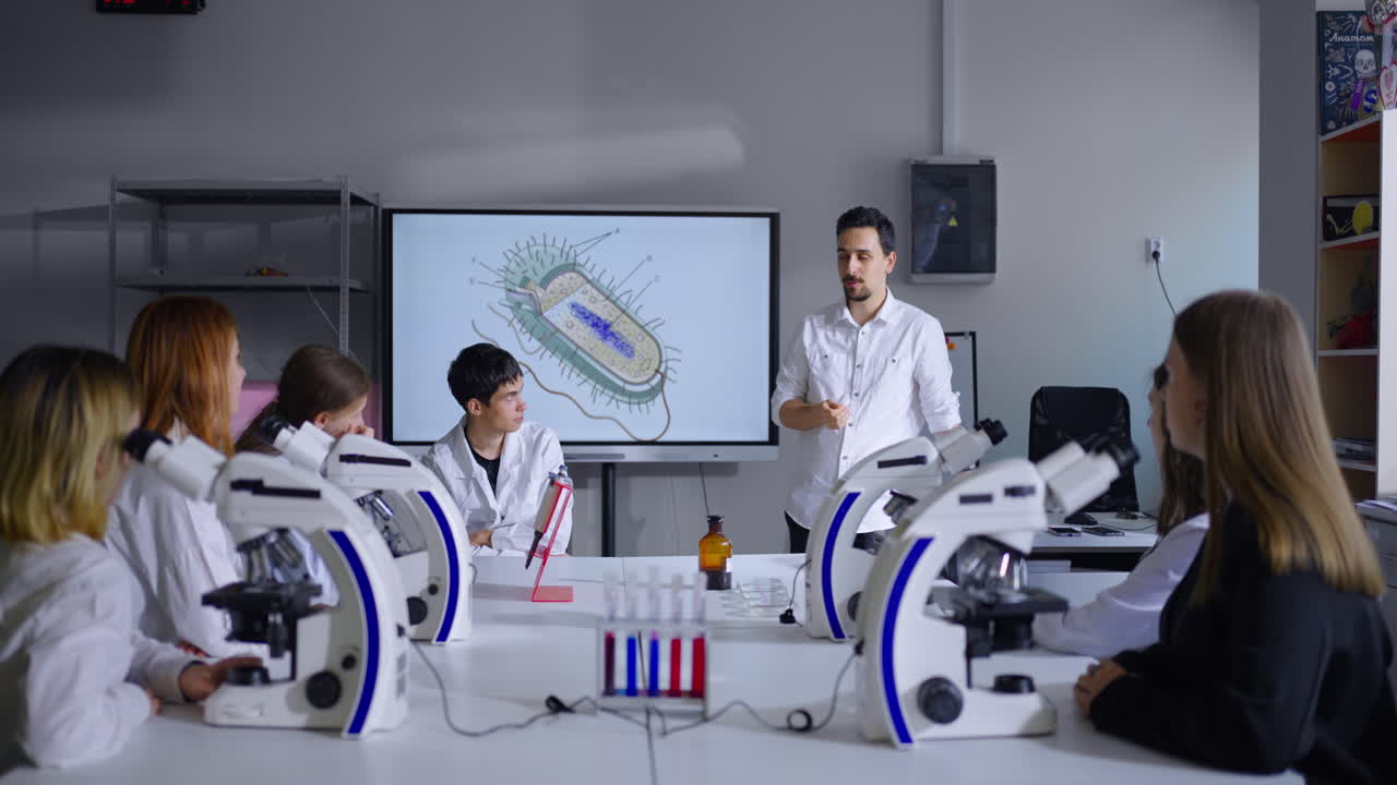 estudiantes en un laboratorio de biología