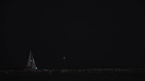 yate navegando en el mar por la noche