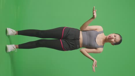 mujer con ropa deportiva expresando su decepción