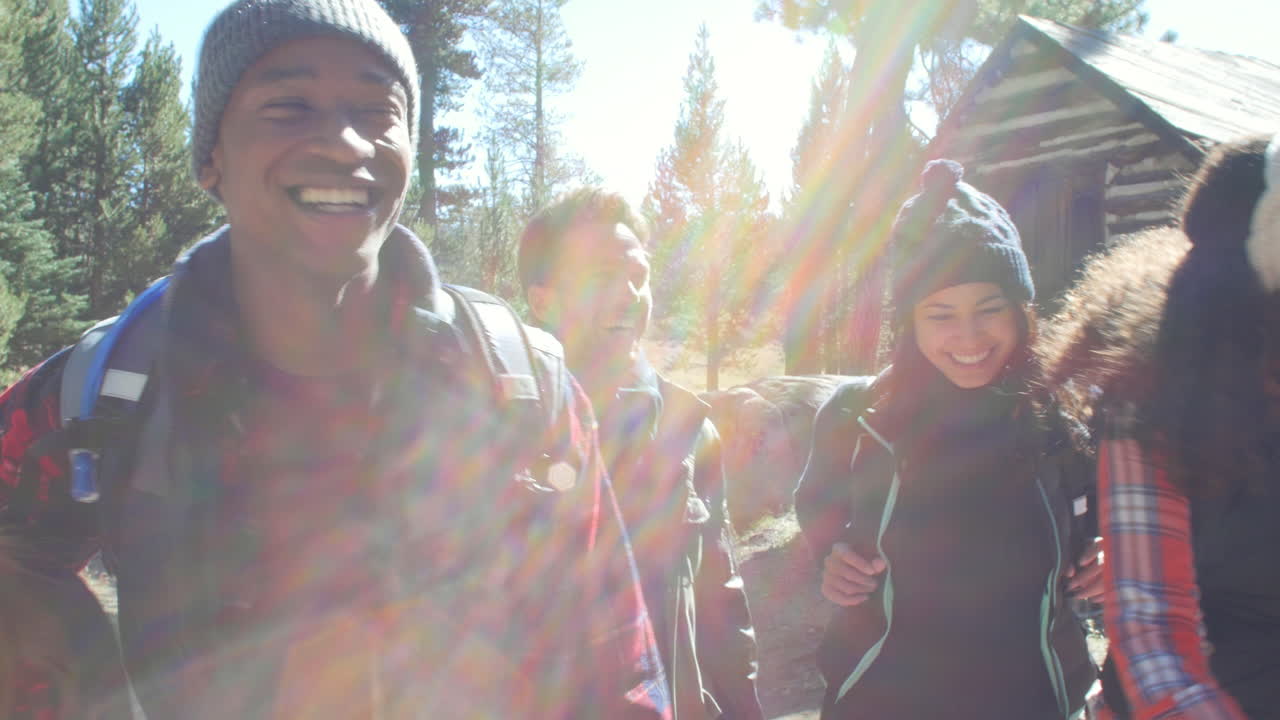 6명의 친구들이 숲 속의 오두막을 지나서, 허리까지, r3d에서 총을  ⁇ 습니다.