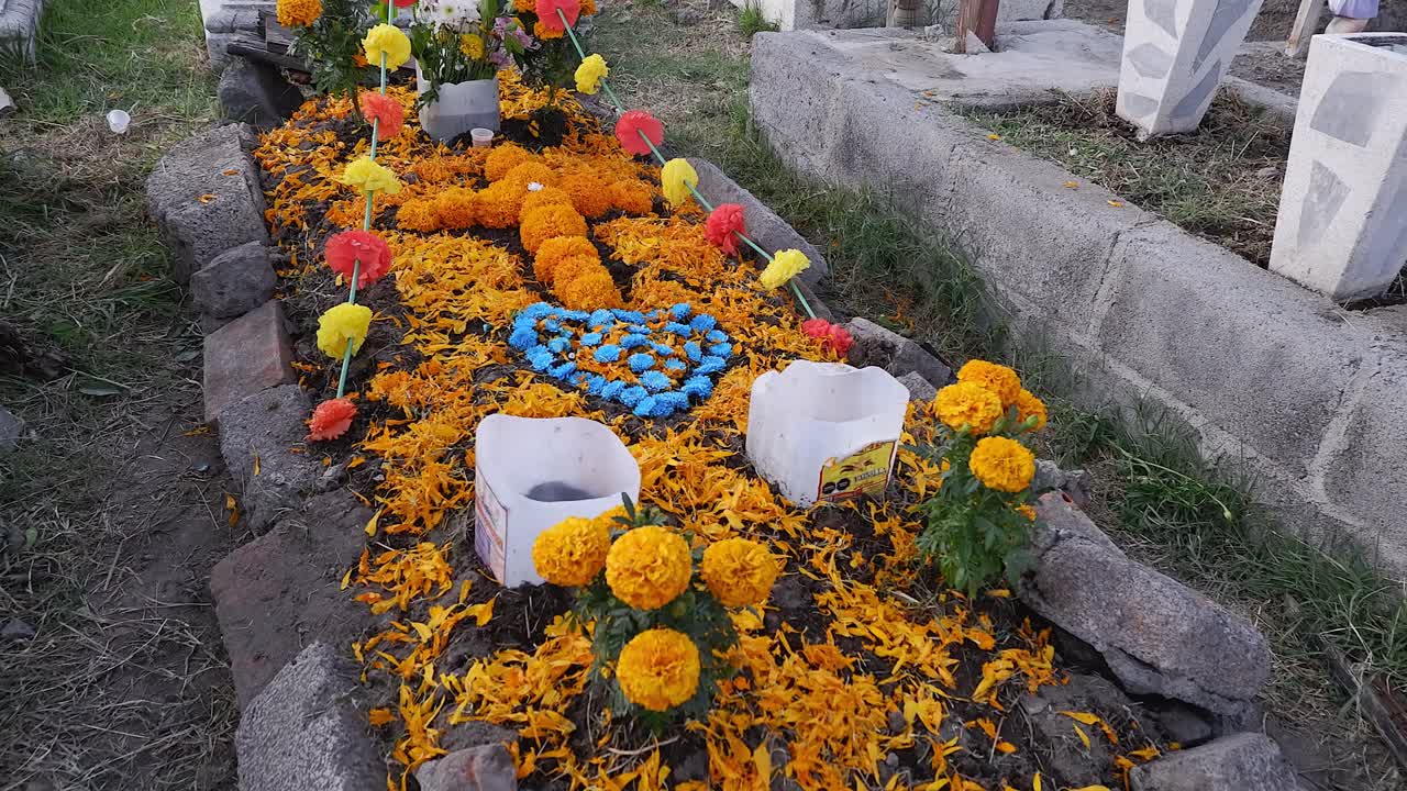 tumba en el cementerio decorada con pétalos de flores para el día de los muertos, mx