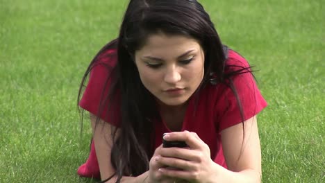 mujer enviando un mensaje de texto