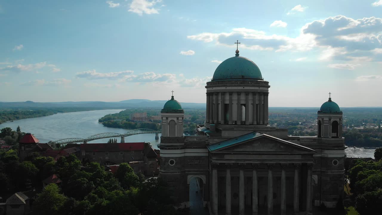 vista aérea de la catedral de la iglesia basílica de esztergom y la curva del río danubio