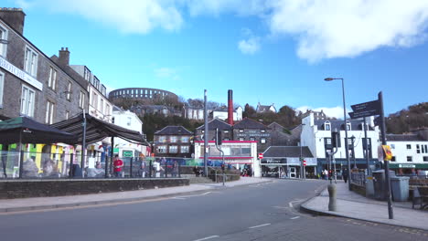 Cars-driving-over-the-boulevard-in-the-city-Oban-in-Schotland-on-a-sunny-day