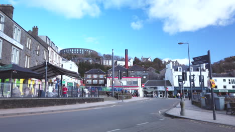 Autos-Fahren-An-Einem-Sonnigen-Tag-über-Den-Boulevard-In-Der-Stadt-Oban-In-Schottland