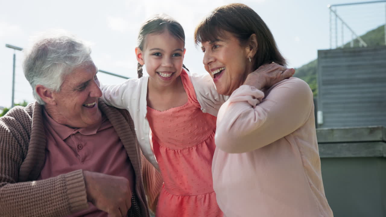 아이를 가진 할아버지와 할머니의 행복한 미소와 얼굴