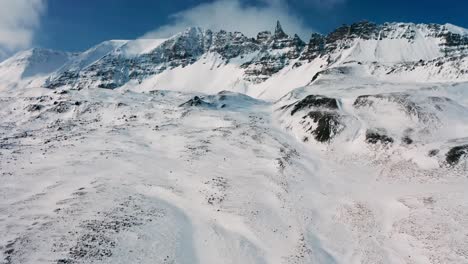 4k-Drohne,-Die-Filmische-Luftaufnahme-Der-Wunderschönen,-Dramatischen-Und-Einzigartigen-Formen-Der-Isländischen-Alpen