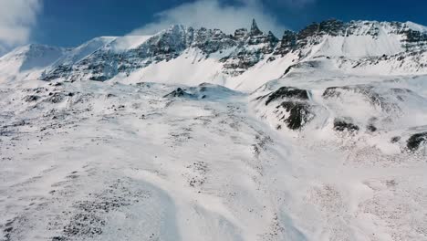 drone 4k, el paisaje cinematográfico aéreo de formas hermosas, dramáticas y únicas de las montañas de los alpes en islandia