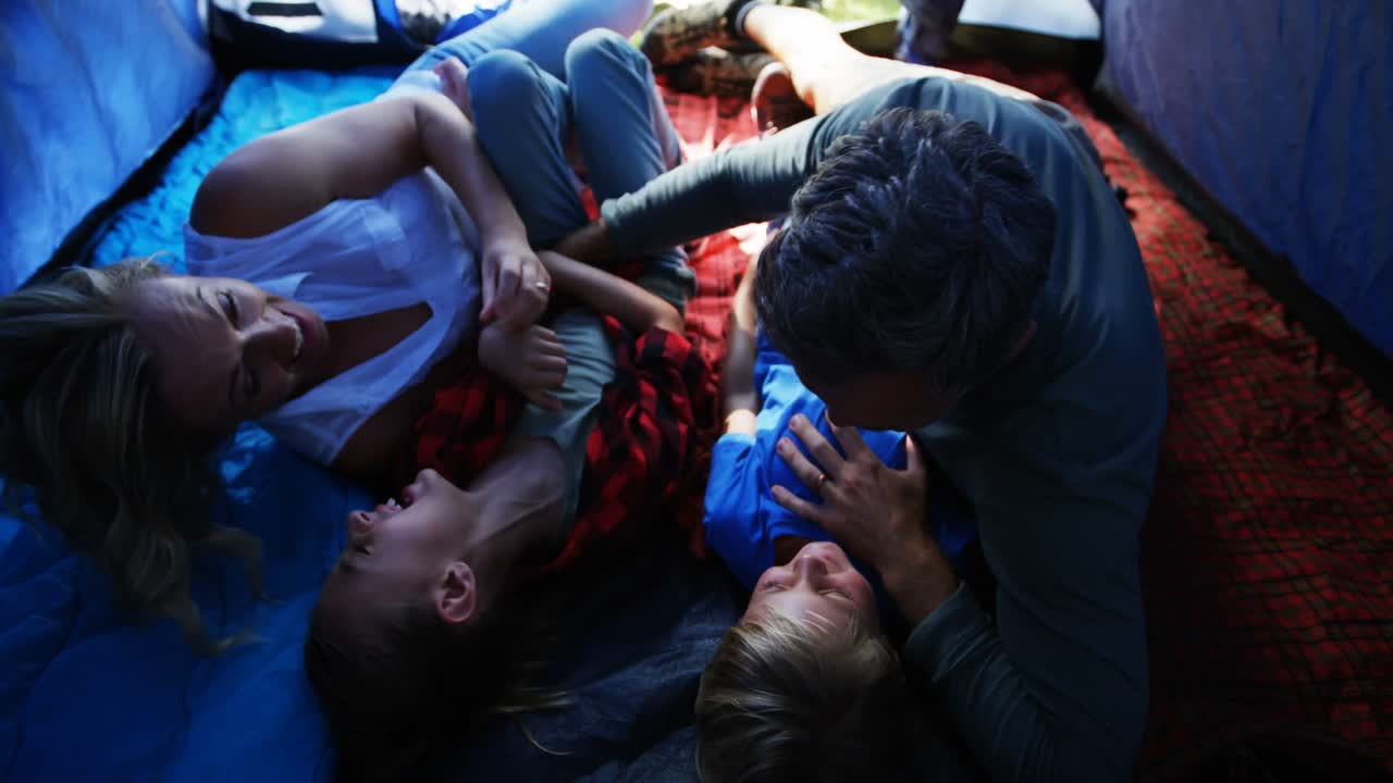 Famiglia che si diverte in tenda 4K