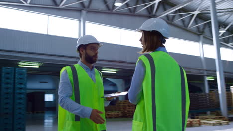 des experts de l'usine d'entrepôt discutent d'un paquet d'approvisionnement de distribution