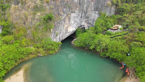 Disparo-De-Dron-Moviéndose-Hacia-Atrás-Desde-La-Cueva-De-Phong-Nha