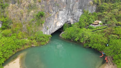 disparo de dron moviéndose hacia atrás desde la cueva de phong nha