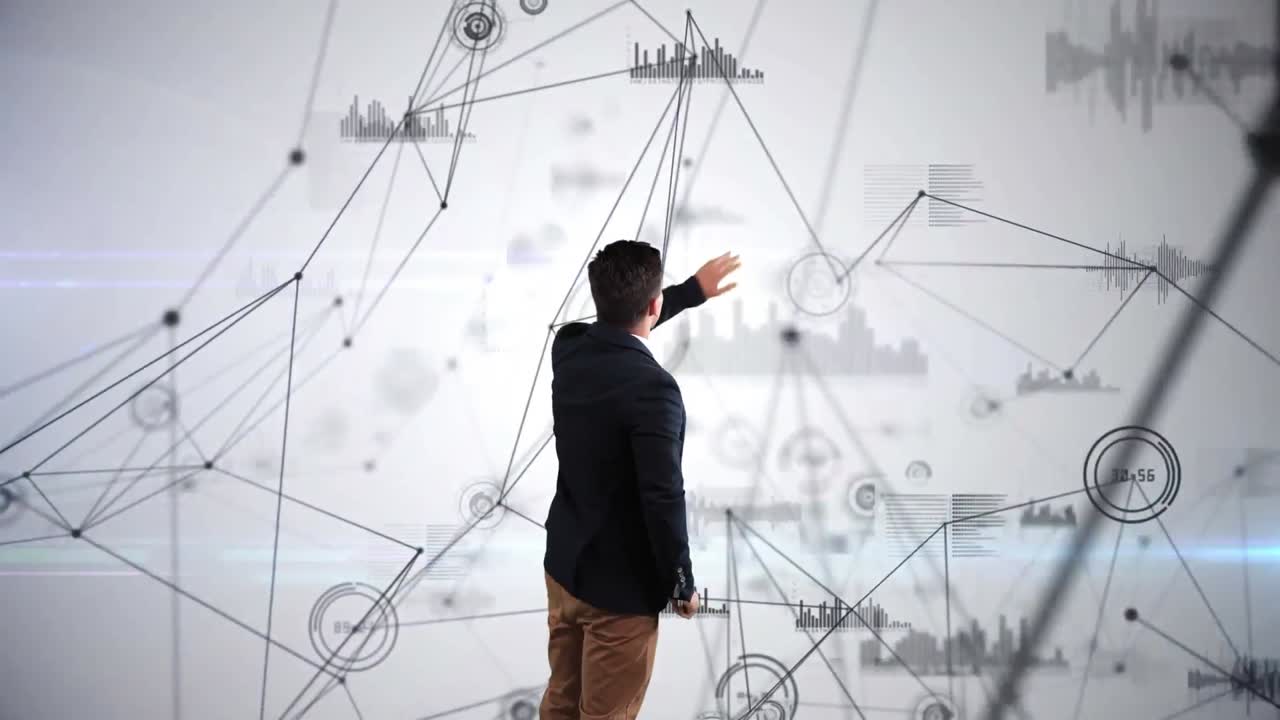 hombre de negocios de raza mixta tocando formas negras geométricas