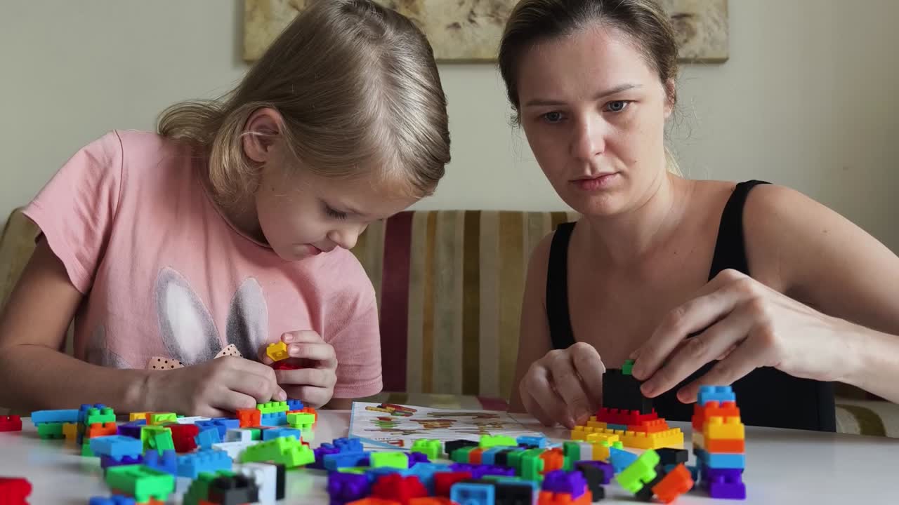 madre e hija jugando con bloques de construcción