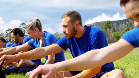 Personas-En-Forma-Haciendo-Ejercicio-En-El-Campo-De-Entrenamiento-4k