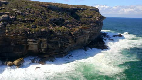 Impresionantes-Vistas-De-Los-Escarpados-Acantilados-Costeros-Y-Las-Espumosas-Olas-Rompiendo-En-El-Parque-Nacional-Real,-Sydney,-Nsw,-Australia