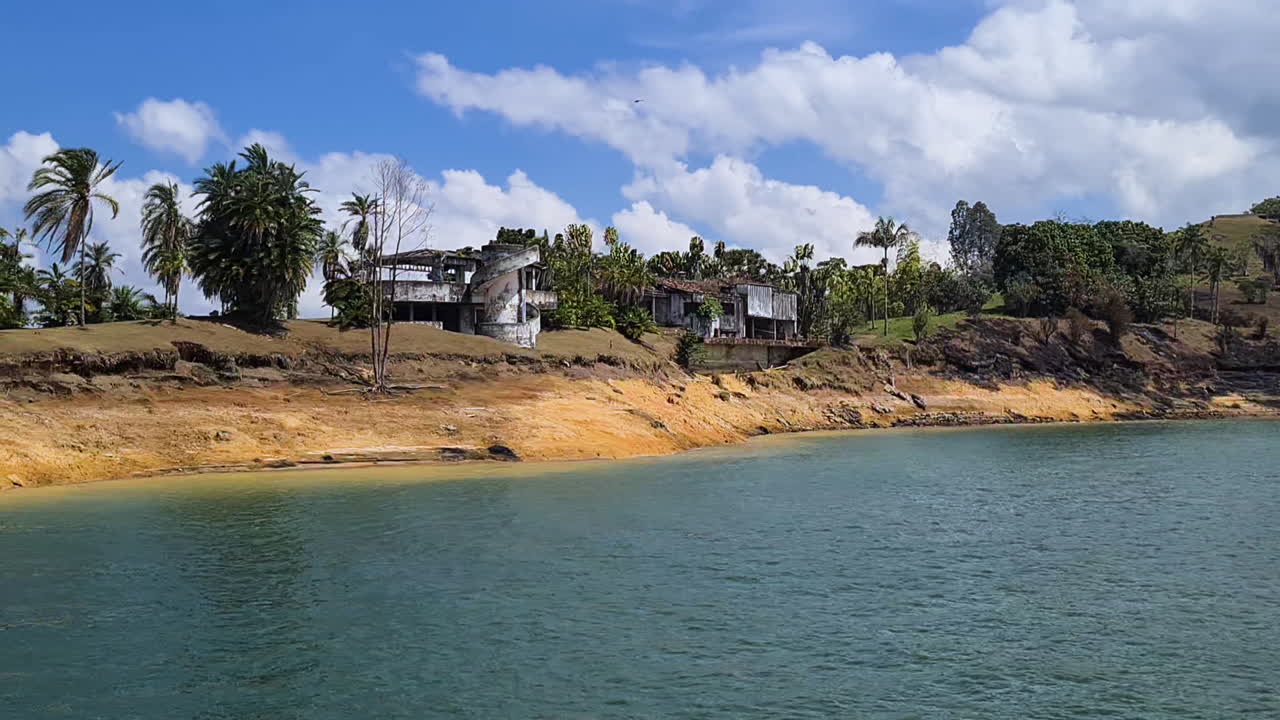 casa abandonada en la orilla del lago