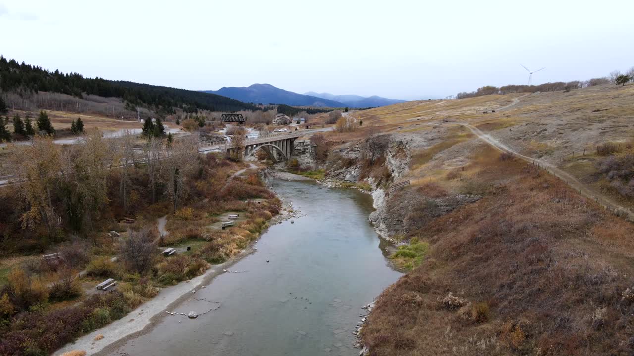 imágenes aéreas en cámara lenta de un puente de arco de cubierta abierta cerca de lundbreck falls en las praderas canadienses