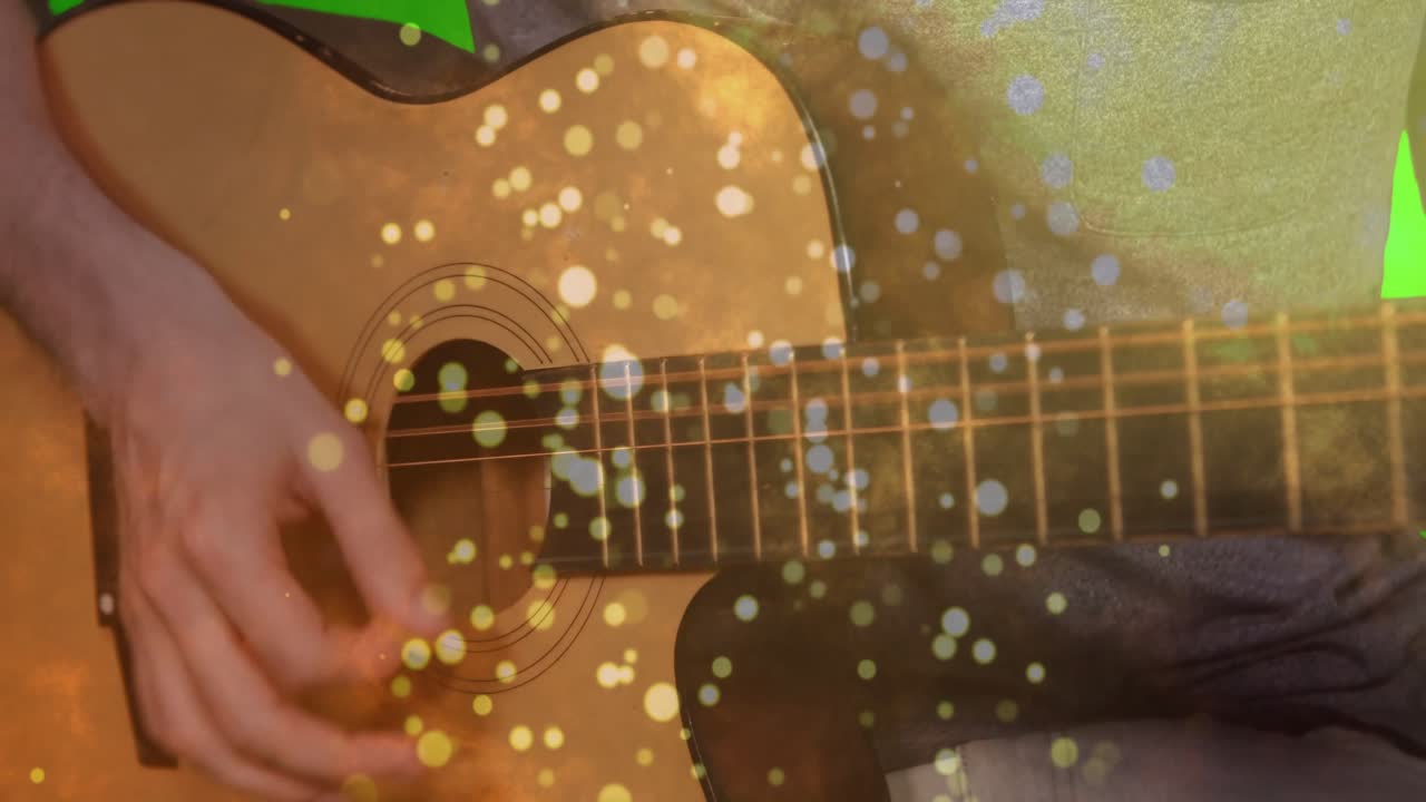 Cordas de violão acústico animadas vibrando sob uma mão dedilhando em close-up, com luzes bokeh quentes.