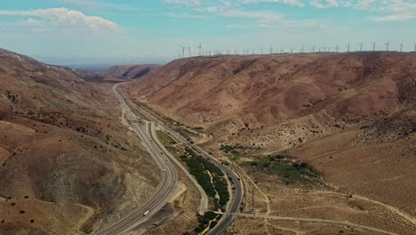 Valle-Californiano-Con-Carreteras,-Ferrocarriles-Y-Molinos-De-Viento-Eléctricos-Que-Producen-Energía-Limpia