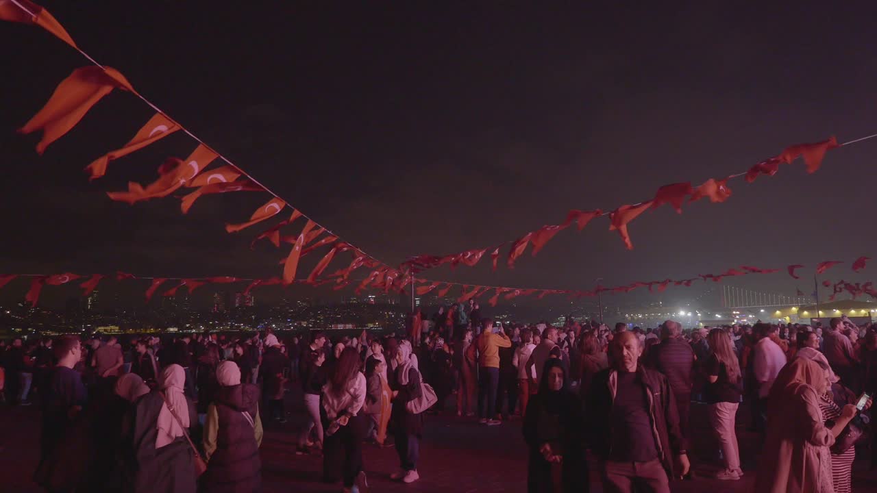 큰 군중이 밤에 이스탄불에서 터키 발을 들고 축하합니다.